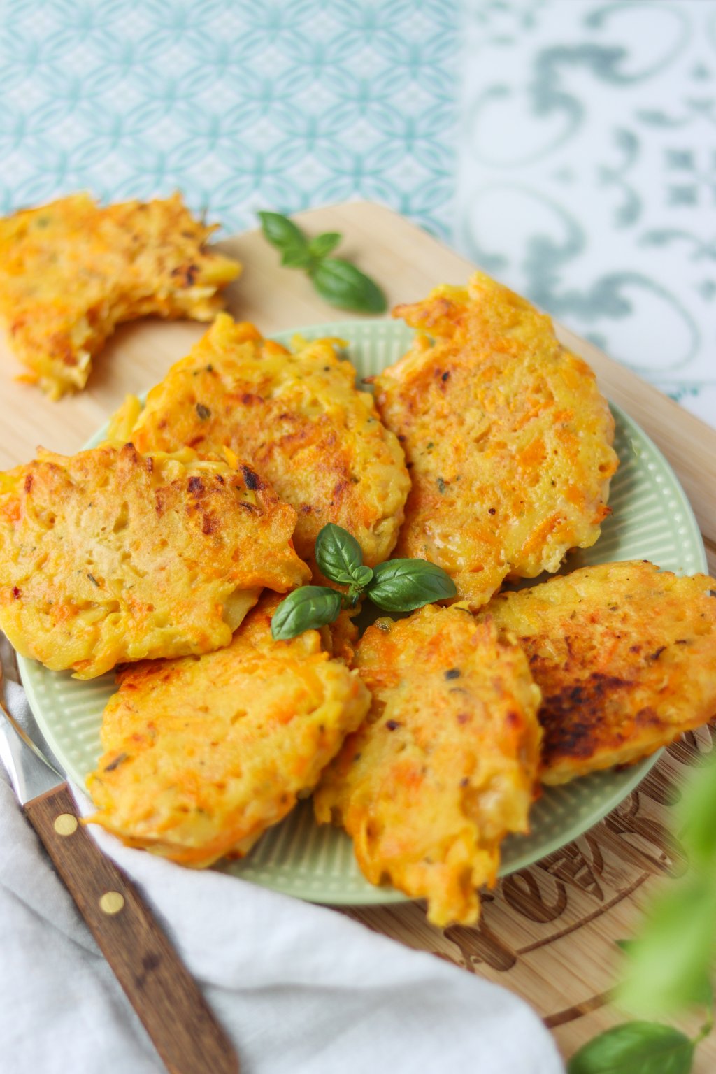 Herbstliches Kürbisgericht: Knusprige Rösti mit Butternusskürbis & Kartoffeln. Einfaches Familienrezept – schnell gemacht & vielseitig abwandelbar.