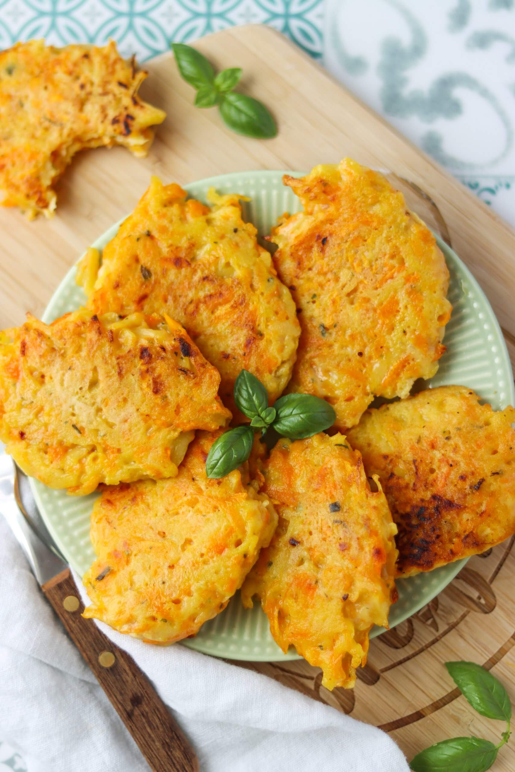 Herbstliches Kürbisgericht: Knusprige Rösti mit Butternusskürbis & Kartoffeln. Einfaches Familienrezept – schnell gemacht & vielseitig abwandelbar.