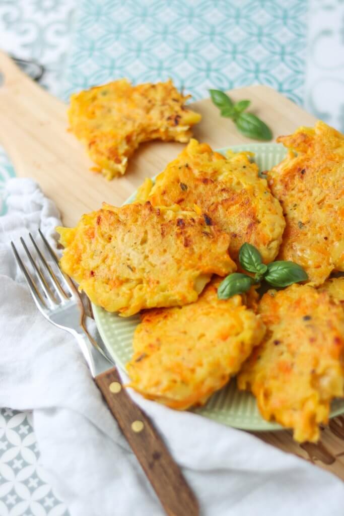 Herbstliches Kürbisgericht: Knusprige Rösti mit Butternusskürbis & Kartoffeln. Einfaches Familienrezept – schnell gemacht & vielseitig abwandelbar.