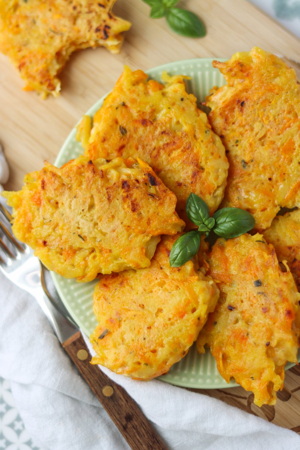 Herbstliches Kürbisgericht: Knusprige Rösti mit Butternusskürbis & Kartoffeln. Einfaches Familienrezept – schnell gemacht & vielseitig abwandelbar.
